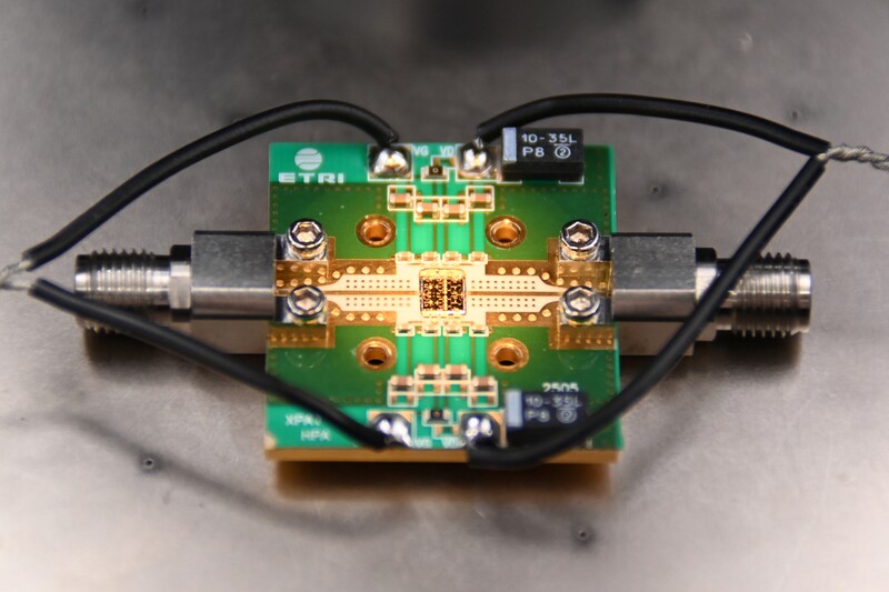 ETRI와 웨이비스가 개발한  X-대역 질화갈륨 전력증폭기 MMIC 칩을 측정지그에 적용한 모습