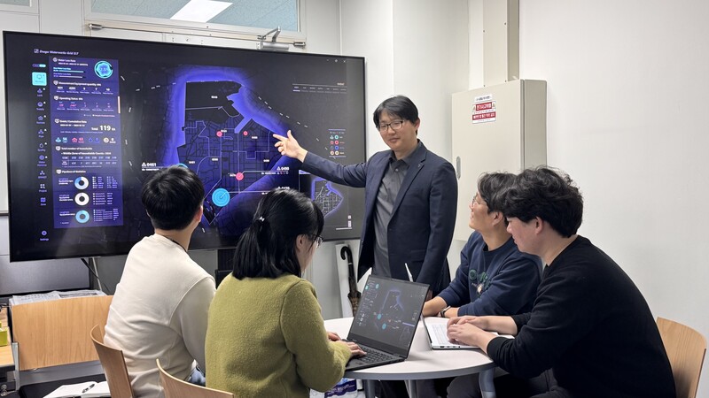 ETRI 연구진이 개발한 디지털트윈 기반 상수관망 관제시스템 관련으로 회의하는 모습