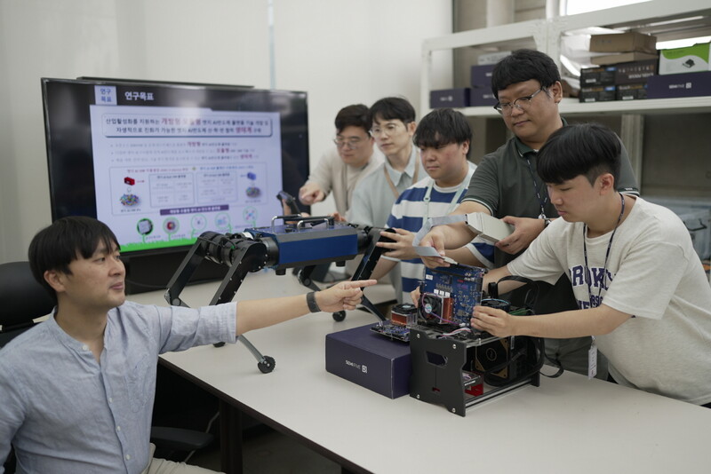 ETRI 연구진이 개방형 에지 AI 반도체 플랫폼 기술을 시연하는 모습
