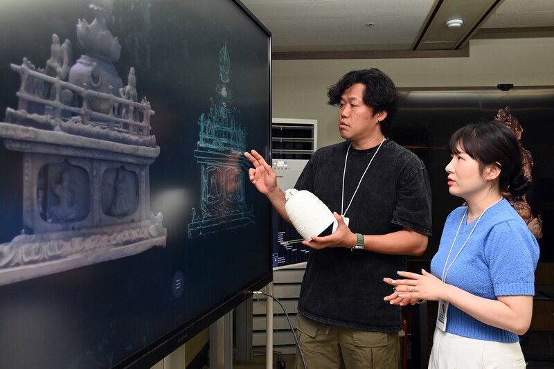 ETRI 연구진이 디지털 헤리티지 공유 플랫폼을 설명하는 모습