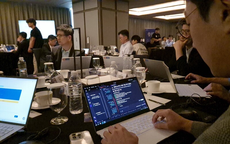 CCC행사에 참여한 고객사 CFO가 AI를 통한 바이브코딩을 활용해 자신만의 뉴스포털을 만드는 과정을 체험하고 있다.