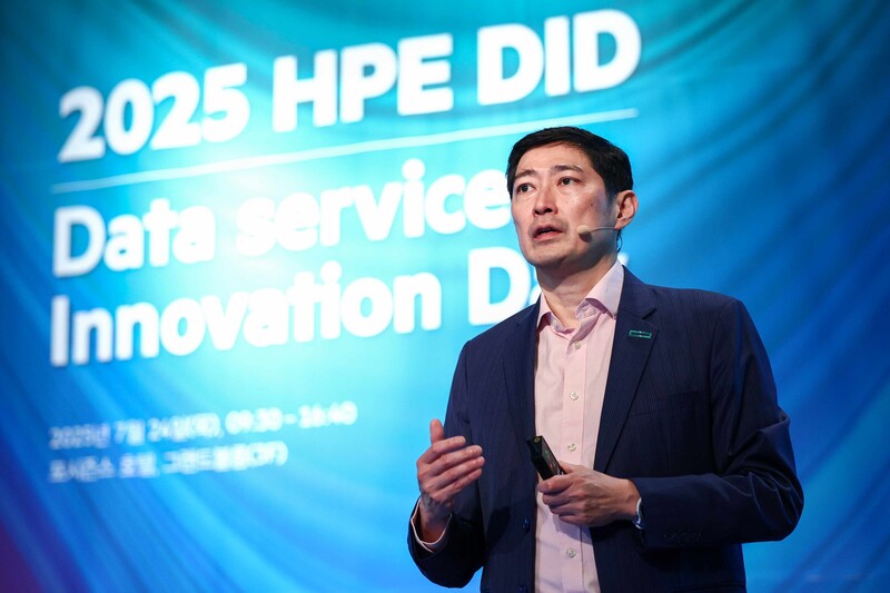 키노트 세션을 진행 중인 저스틴 치아 HPE 데이터서비스 및 스토리지 부문 아시아태평양 지역 총괄 부사장