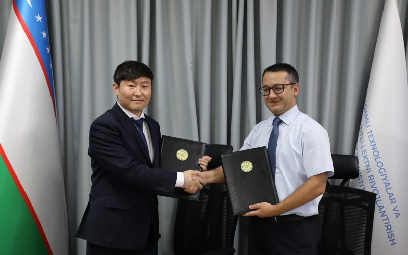 몬드리안에이아이와 우즈베키스탄 ‘AIRI 연구소’의 MOU 체결식 사진