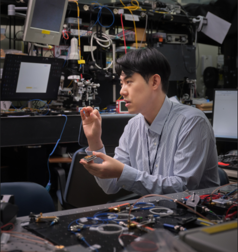 양자 관련 연구를 진행 중인 ETRI 연구진 모습