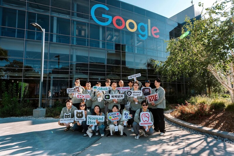 구글 본사에서 진행된 글로벌 연수 프로그램 ‘이머전 트립’ 참가자들이 기념촬영 하고 있는 모습