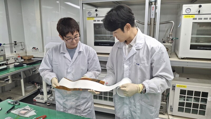 ETRI 연구진이 롤 형태로 제조된 대면적 고체전해질막의 전체 품질과 외관 상태를 육안으로 점검하는 모습(자료제공=ETRI)