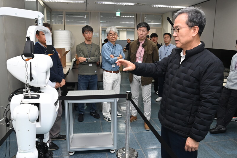 ETRI 방승찬 원장이 소셜 휴머노이드 로봇 소노이드와 대화하는 모습(자료제공=ETRI)