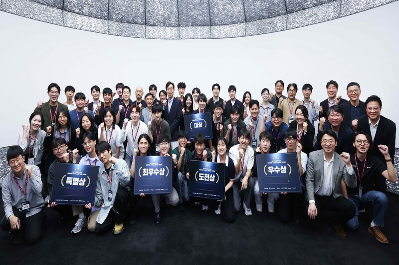 LG CNS가 주최한 '최적화 그랜드 챌린지 2025' 시상식 후 대회 수상자 및 관계자들이 기념사진을 촬영하는 모습(자료제공=LG CNS)