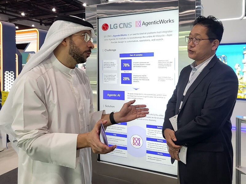 LG CNS 직원이 IDCE 2025 부스에서 고객과 에이전틱 AI 플랫폼 및 제조AX 기술 도입에 대해 논의하는 모습(자료제공=LG CNS)