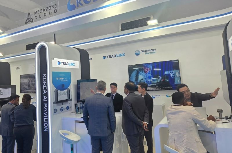 아랍에미리트 ADNEC에서 3일부터 6일까지 개최된 ‘ADIPEC 2025’에서 참가한 스타트업 직원이 현지 참관객에게 자사 서비스를 소개하고 있다.(자료제공=메가존클라우드)