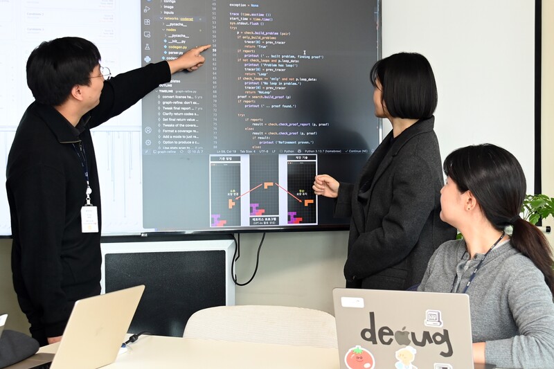 ETRI 연구진이 최근 공개한 LLM 기반 신뢰형 코드 생성기술에 대해 논의하고 있는 모습(자료제공=ETRI)