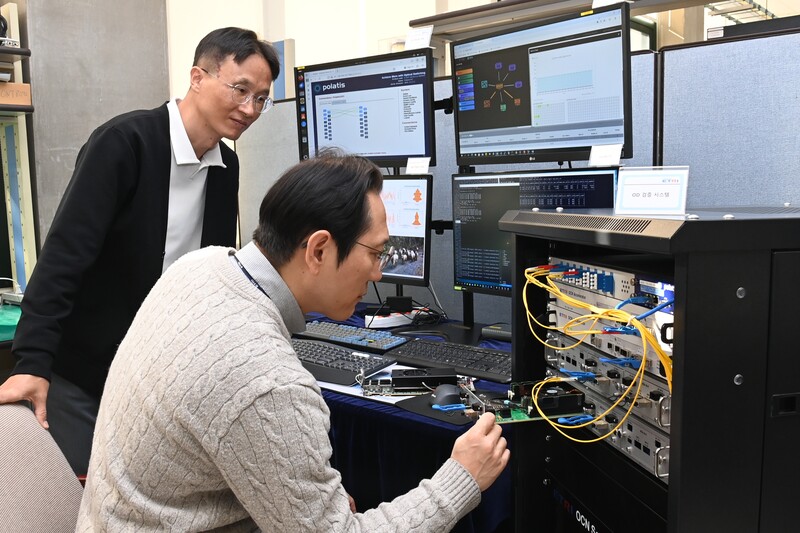 ETRI 연구진이 데이터센터 자원연결 기술 검증시스템을 시험하는 모습(자료제공=ETRI)