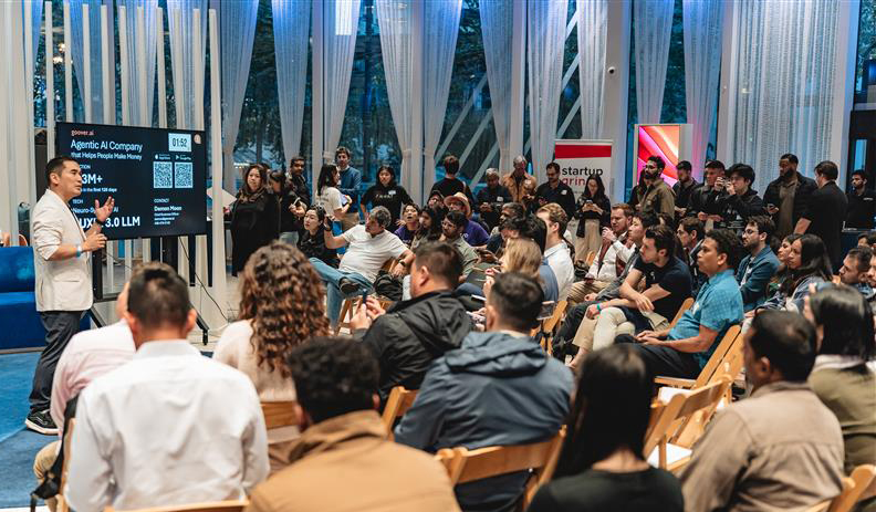 Startup Grind AI Pitch Night 행사 피칭 사진(자료제공=솔트룩스)