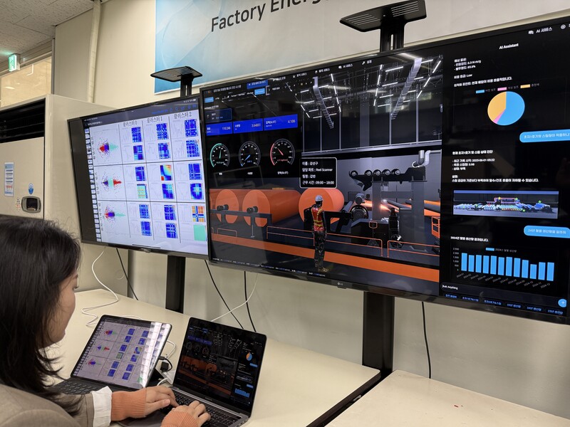 ETRI 연구진이 에너지다소비 공정 맞춤형 FEMS 기술을 시연하는 모습(자료제공=ETRI)